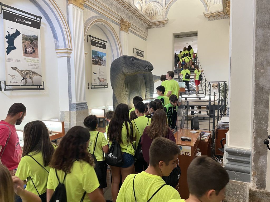 Balonmano castellon visita el museo de morella