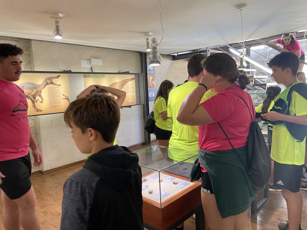Balonmano castellon visita el museo de morella