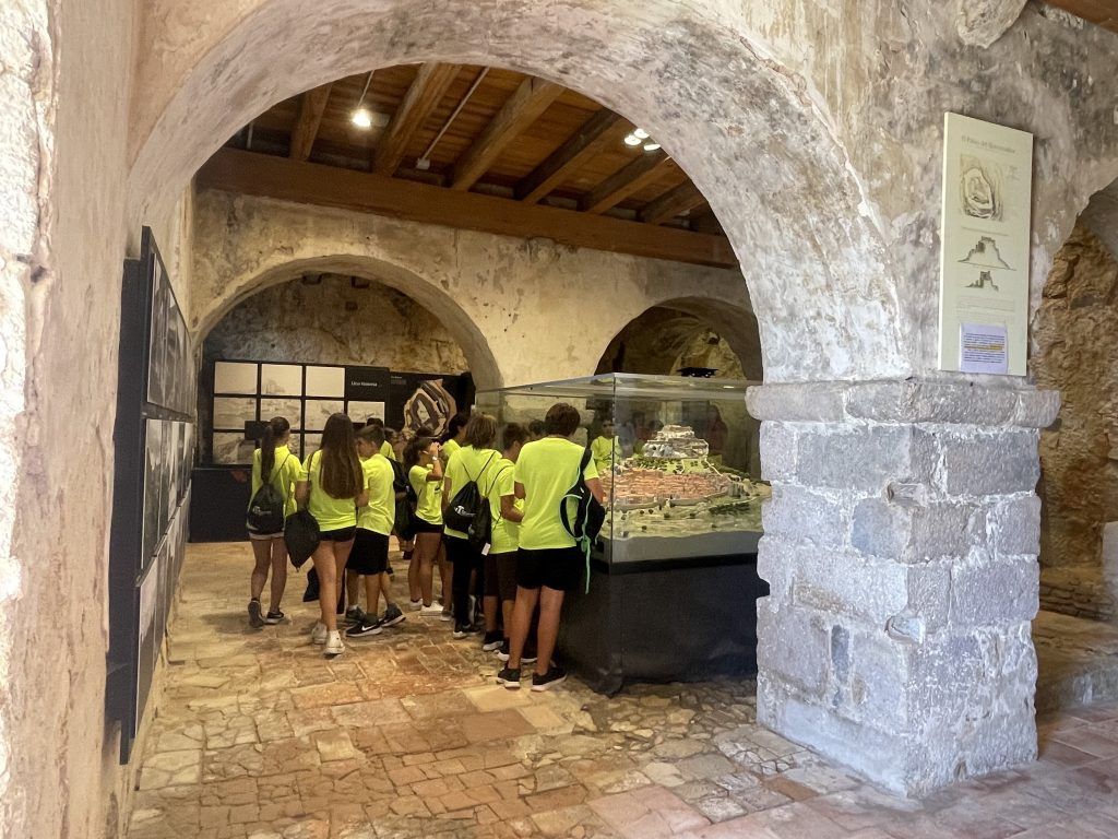 Balonmano castellon visita el Castillo de morella